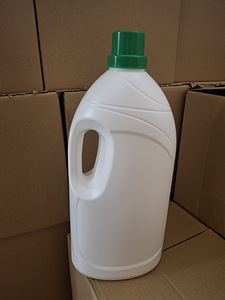 4-liitrine plastpudel korgiga. (1 foto / 2)