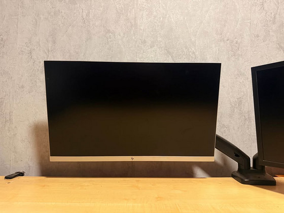 2x monitor koos monitori jalaga.