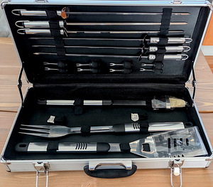 Grillitarvikute komplekt, grillimisvardad (1 foto / 4)