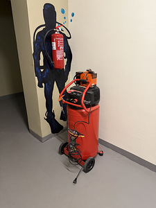 Mecafer Century 100L 2.5HP безмасляный компрессор + Black&Decker (3 фото из 7)
