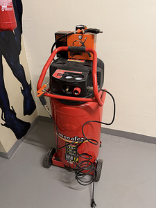Mecafer Century 100L 2.5HP безмасляный компрессор + Black&Decker (2 фото из 7)