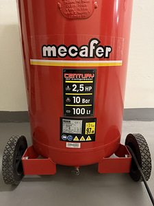 Mecafer Century 100L 2.5HP безмасляный компрессор + Black&Decker (5 фото из 7)
