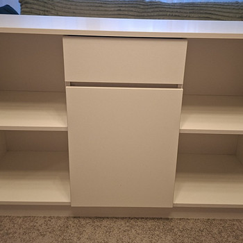Valge kapp ukse, sahtli ja riiulitega (TV alus)