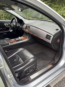 Jaguar XF 3,0 2008 (3 foto / 5)
