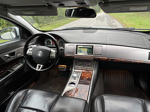 Jaguar XF 3,0 2008 (4 foto / 5)