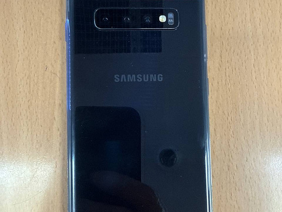 Samsung Galaxy S10+ 128Gb Black в очень хорошем состоянии