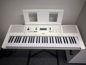 Müüa Yamaha EZ-300 valge klahvpill koos statiiviga (2 foto / 3)