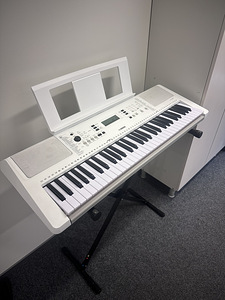 Müüa Yamaha EZ-300 valge klahvpill koos statiiviga (1 foto / 3)