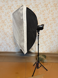 Studio flash UPI 200 with softbox and light stand (1 foto / 1)