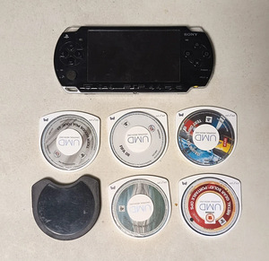 Sony PSP-2003 Slim + Charger + 8GB Memory Stick + Games (1 foto / 10)