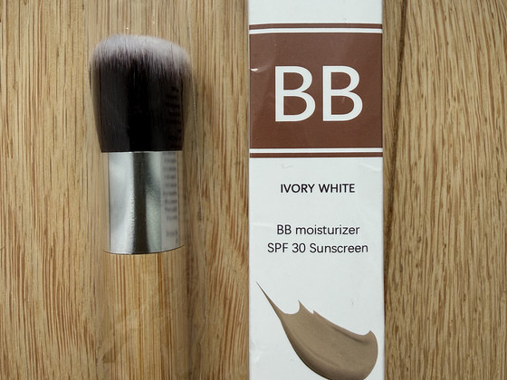 BB крем Hoygi Ivory White SPF30 + кисть для макияжа, новое