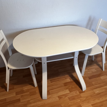 Laud ja kaks tooli