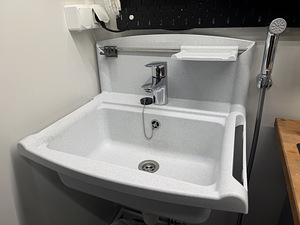 Хозяйственная раковина SAINT 4320 + смеситель Grohe с гигиен (1 фото из 3)