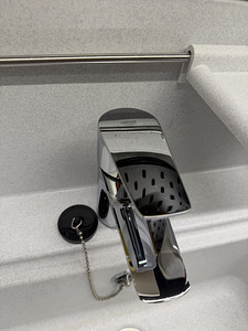 Хозяйственная раковина SAINT 4320 + смеситель Grohe с гигиен (2 фото из 3)