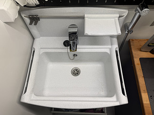 Хозяйственная раковина SAINT 4320 + смеситель Grohe с гигиен (3 фото из 3)