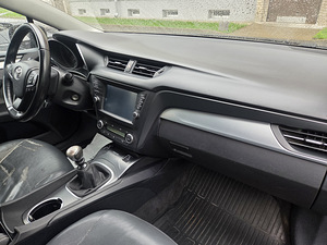 Toyota Avensis 2017 (10 foto / 14)