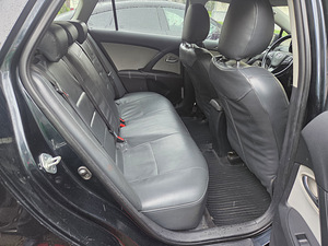 Toyota Avensis 2017 (11 foto / 14)
