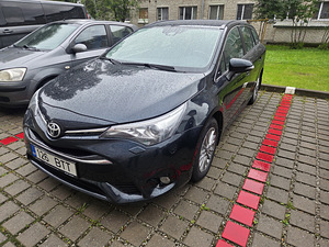 Toyota Avensis 2017 (2 foto / 14)