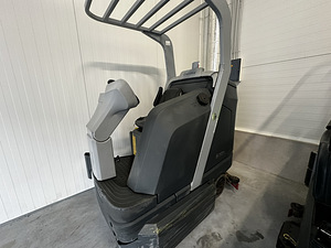 Поломоечная машина с сиденьем оператора Nilfisk SC6000, аккумуляторная (2 фото из 10)