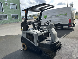 Подметальная машина Nilfisk SW5500 с местом для оператора (1 фото из 10)