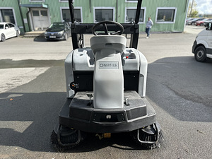 Подметальная машина Nilfisk SW5500 с местом для оператора (6 фото из 10)