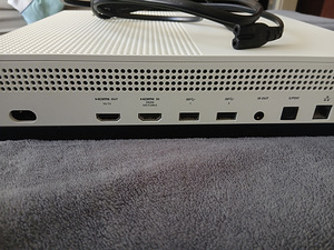 Xbox One S + 2 джостика (4 фото из 5)