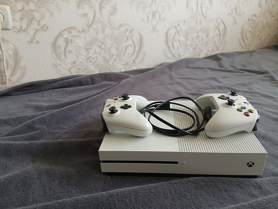 Xbox One S + 2 джостика