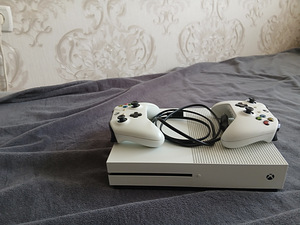 Xbox One S + 2 джостика (1 фото из 5)