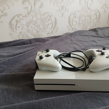 Xbox One S + 2 джостика