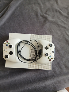 Xbox One S + 2 джостика (2 фото из 5)