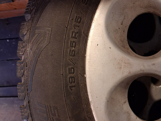 Шипованные шины с дисками 195/65 R15, ездили одну зиму