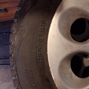 Шипованные шины с дисками 195/65 R15, ездили одну зиму