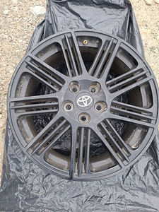 Продаются оригинальные 18" литые диски Toyota RAV4 (1 фото из 3)