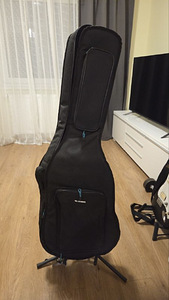 Bass Guitar + Stand + Gig Bag (2 foto / 2)