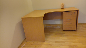 Kirjutuslaud tooliga. (2 foto / 3)