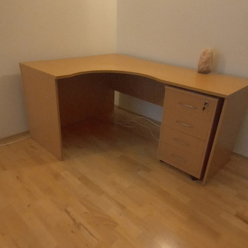 Kirjutuslaud tooliga.