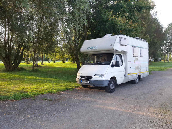 Matkaauto "Ford-Transit- Riviera"