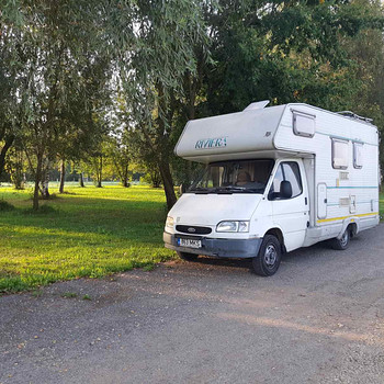 Matkaauto "Ford-Transit- Riviera"