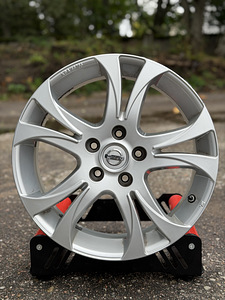 17" Nissan originaalveljed 5x114,3 + andurid (1 foto / 7)