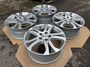 17" Nissan originaalveljed 5x114,3 + andurid (3 foto / 7)