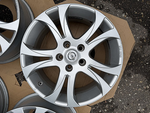 17" Nissan originaalveljed 5x114,3 + andurid (6 foto / 7)