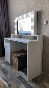 Туалетный/макияжный столик с большим зеркалом (7 фото из 9)