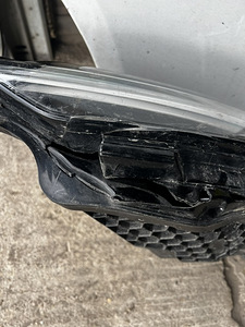 Vasak esituli, vasak poritiib ja eesmine kaitseraud Volvo V9 (3 foto / 10)