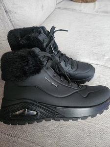 Skechersi poolsaapad 39 (1 foto / 1)