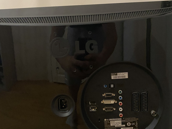 Müün monitori LG FLATRON M237WDP