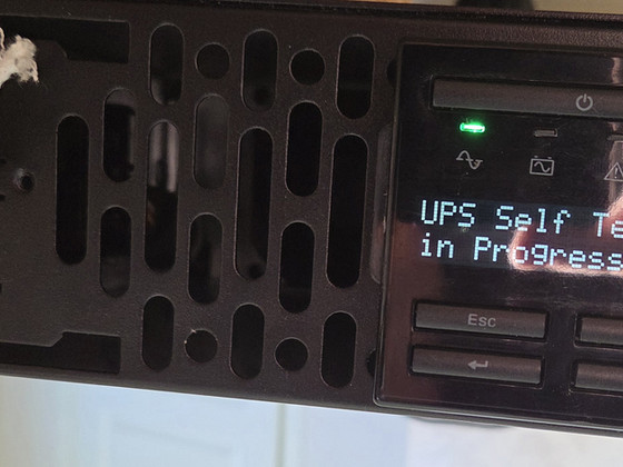 APC Smart-UPS X 3000 VA / 2700 W, модель SMX3000RMHV2U.
