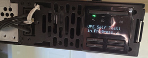 APC Smart-UPS X 3000 VA / 2700 W, модель SMX3000RMHV2U. (1 фото из 3)