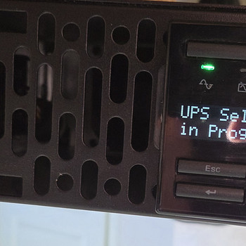 APC Smart-UPS X 3000 VA / 2700 W, модель SMX3000RMHV2U.