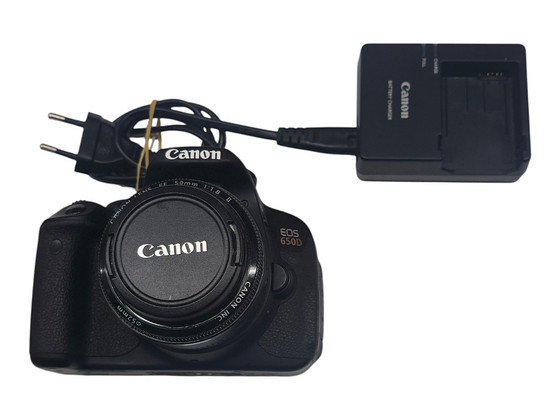 Зеркальная фотокамера Canon eos 650d + зарядка