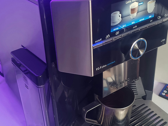 Кофемашина премиум-класса с двумя кофемолками Siemens EQ 9 Plus S700
